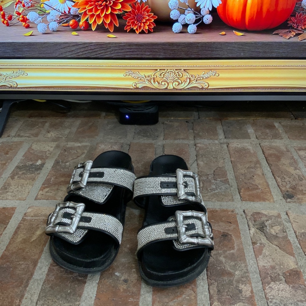 Schultz Sandals - Picture 3 of 8